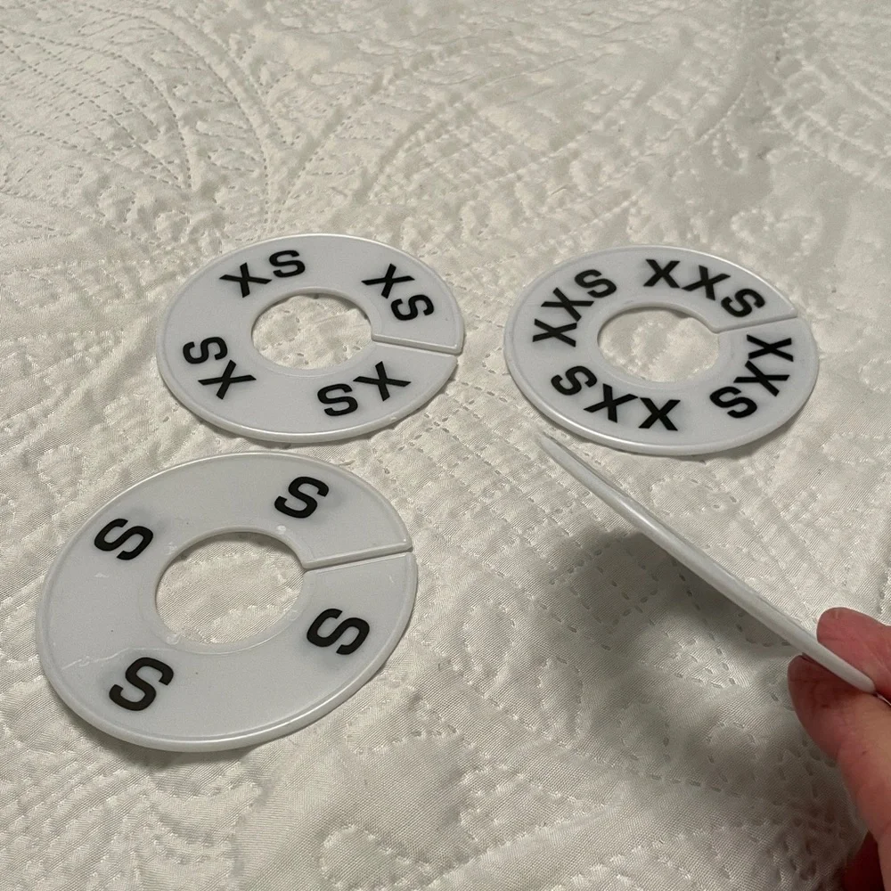 New Set of 4 White Round Plastic Clothing Rack Size Dividers XXS XS S & M